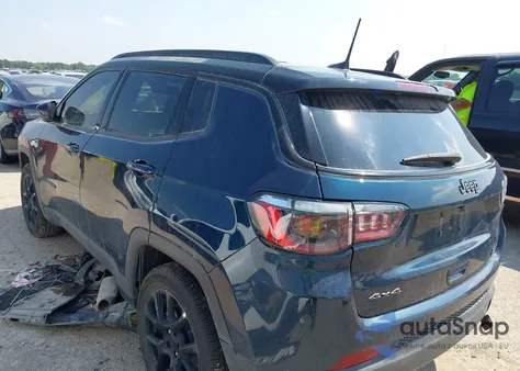 2024 Jeep Compass Latitude 4X4 z USA, uszkodzony, nr VIN 3C4NJDBN0RT165078